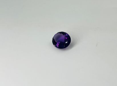 大椭圆形紫水晶，重19.54克拉