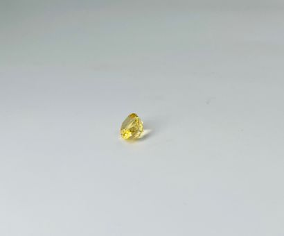黄色枕形蓝宝石，重达4.80克拉。