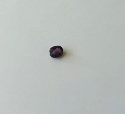 椭圆形紫色尖晶石，重1.88克拉 - 可能出处为缅甸 - 未经加热 - 未经处理。尺寸：7.47...