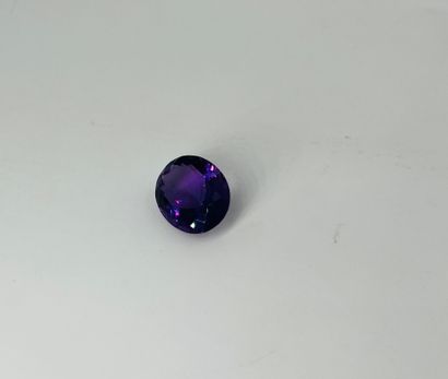 大椭圆形紫水晶，重19.54克拉