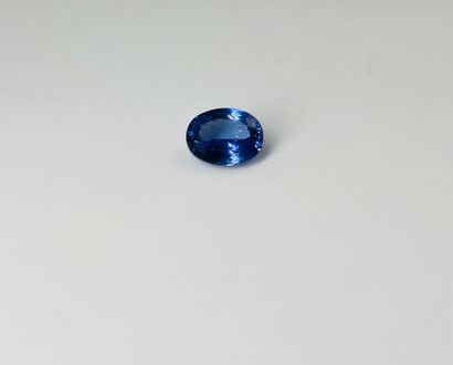 椭圆形坦桑石，重达7.05克拉。附有AIG证书。