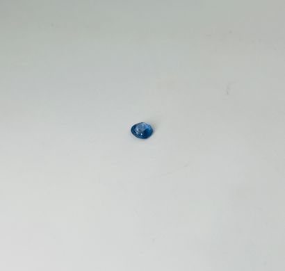 枕形蓝宝石，重约1克拉，可能是锡兰的未加热蓝宝石