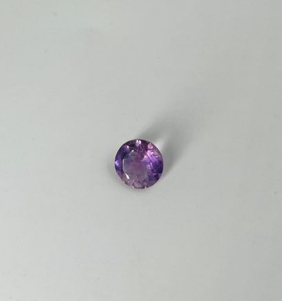 圆形紫水晶，重达4.46克拉。附有IDT证书