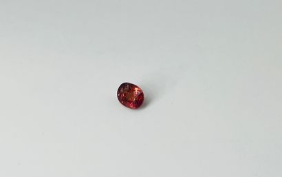 椭圆形切割的橙色蓝宝石，重达1.20克拉（内含物）