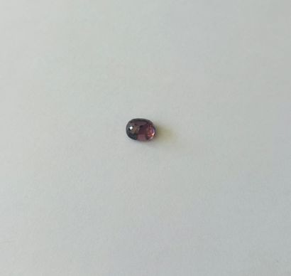 椭圆形紫色尖晶石，重1.88克拉 - 可能出处为缅甸 - 未经加热 - 未经处理。尺寸：7.47...