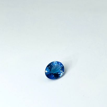 椭圆形坦桑石，重3.14克拉 附有AIG证书，证明宝石的性质