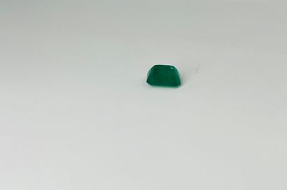 长方形的祖母绿，侧面切割，重达5.13克拉。附有GIA证书，表明有中等程度的涂油...