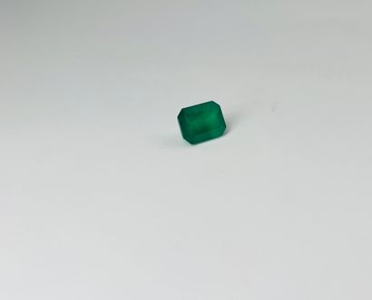 长方形的祖母绿，侧面切割，重达5.13克拉。附有GIA证书，表明有中等程度的涂油...
