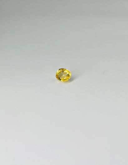 黄色枕形蓝宝石，重达4.80克拉。