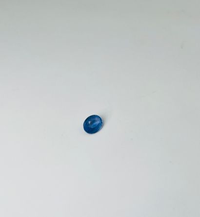 椭圆形蓝宝石，重1.11克拉。