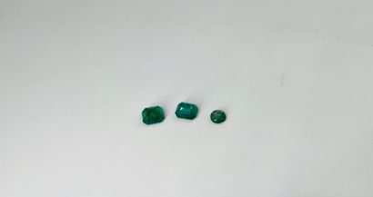 拍卖会上有三颗祖母绿，其中两颗是长方形切割，另一颗是圆形，总重3.11克拉。(筹...
