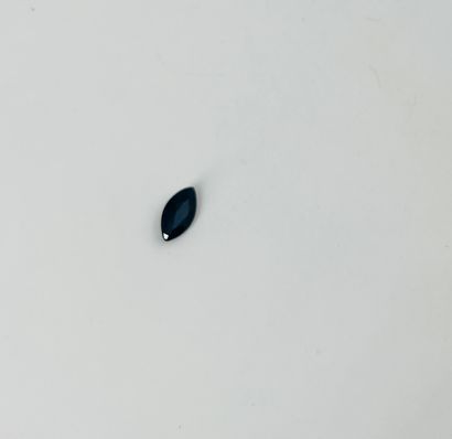 榄尖形切割蓝宝石，重达1.10克拉