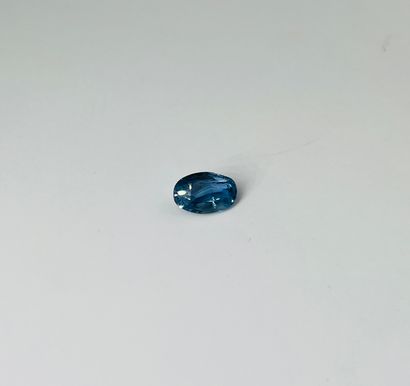 椭圆形蓝宝石，重2.83克拉，可能是锡兰未加热的蓝宝石