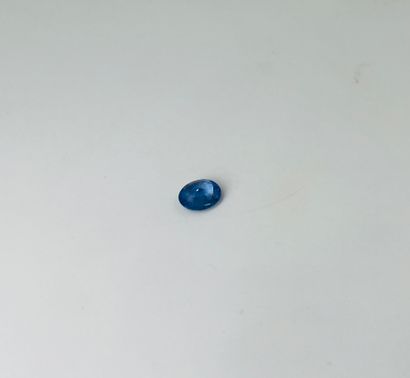 椭圆形蓝宝石，重1.11克拉。