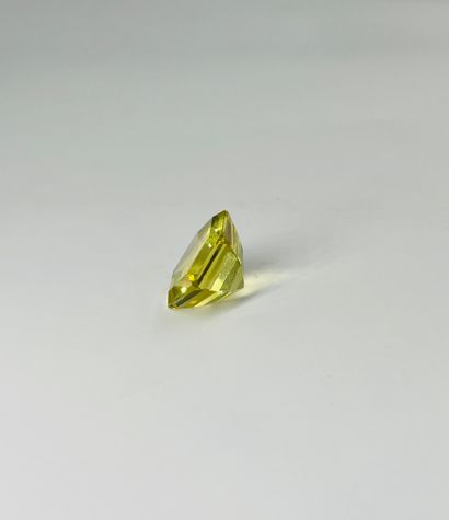 八角形黄水晶，重达16.32克拉。