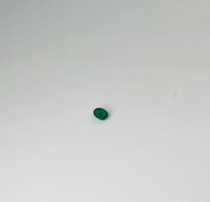 椭圆形绿宝石，重1.45克拉。