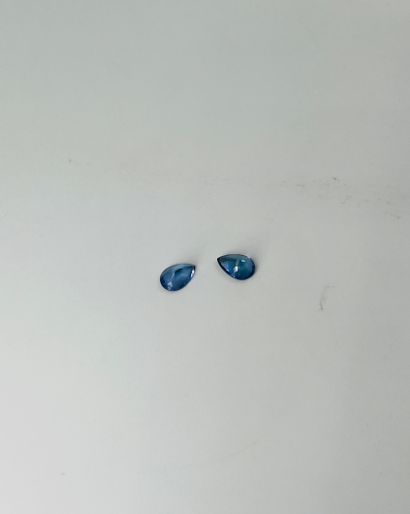 一对梨形切割坦桑石，总重2.54克拉。 附有AIG证书，证明宝石的性质。