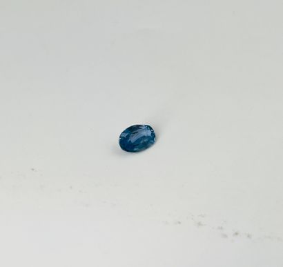 椭圆形蓝宝石，重2.83克拉，可能是锡兰未加热的蓝宝石
