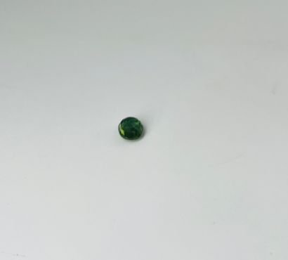 椭圆形的绿色蓝宝石，重达2.91克拉。