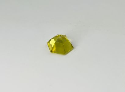 八角形黄水晶，重达16.32克拉。