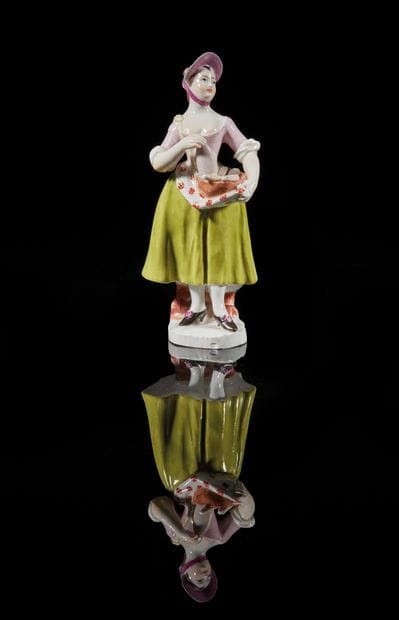 VIENNE
Statuette selling perfumes (?) in...