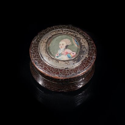 Circular Martin varnish box with a lid decorated...