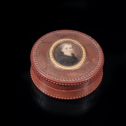 Circular box in tortoiseshell and compressed...