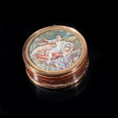 Circular box in blond tortoiseshell with...