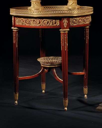 Large four-legged pedestal table in mahogany...