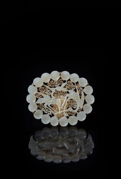 Plaque de forme ovale en jade (néphrite)...