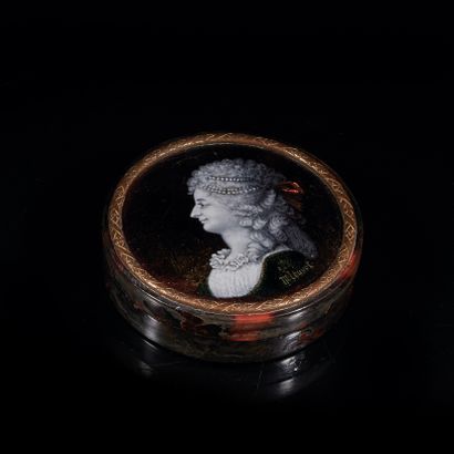Circular tortoiseshell box with lid decorated...