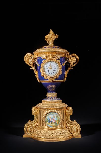 Large Medici vase clock in blue porcelain...