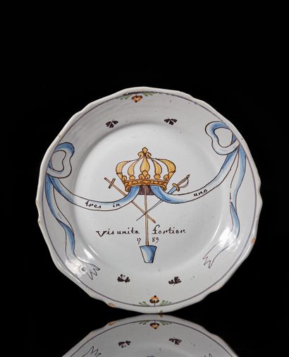 NEVERS
A contoured plate in high-fired earthenware,...