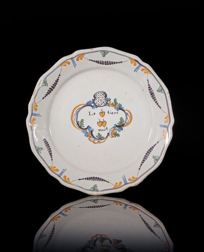 NEVERS
A contoured dinner plate in high-fired...