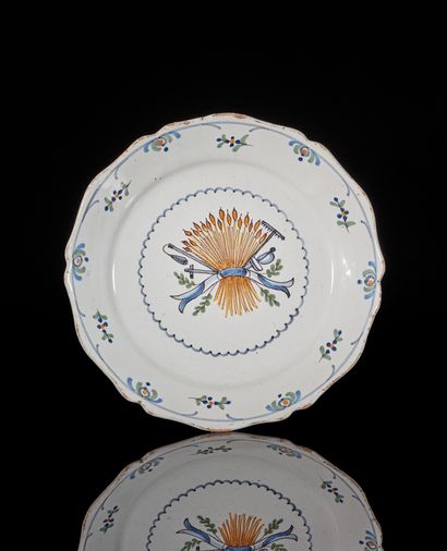 NEVERS
A contoured plate in high-fired earthenware,...