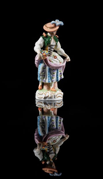 DRESDE
Statuette of an elegantly dressed...