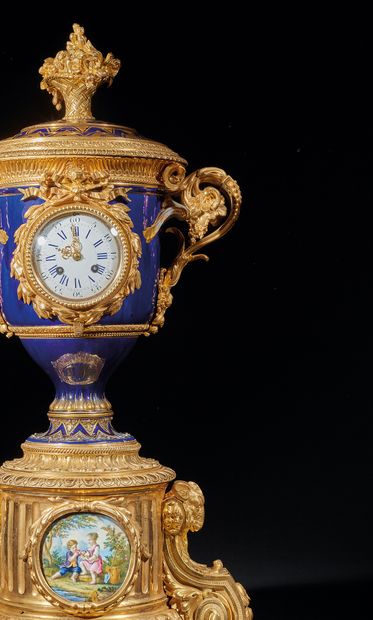 Large Medici vase clock in blue porcelain...