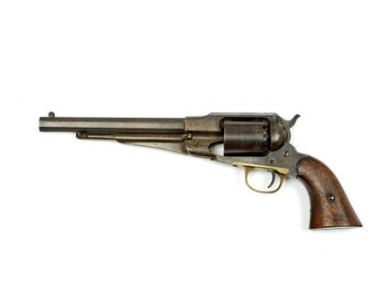 * 雷明顿新型陆军 1858 左轮手枪。
击发系统，44 口径，六发封闭式枪架。
八角形膛线枪管上标有...