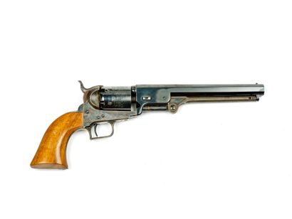 * 柯尔特海军 1851 型。
开式枪身，六发子弹，口径 36。
八角形膛线枪管上标有...