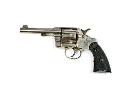 * 1895 型柯尔特 DA 38手枪。
六发子弹，口径 38。
圆形膛线枪管上标有...