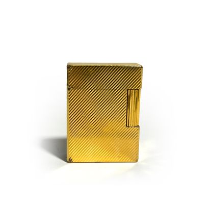 DUPONT
Briquet en métal doré à décor de stries....