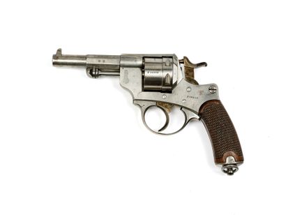 * 1873 年 Chamelot Delvigne 军械型号左轮手枪。
六发子弹，口径...