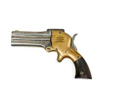 * MARSTON 三发手枪。
三支膛线叠加枪管，带侧选装置。
黄铜枪框上标有 