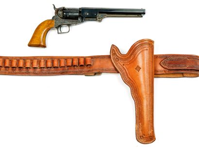 * 柯尔特海军 1851 型。
开式枪身，六发子弹，口径 36。
八角形膛线枪管上标有...