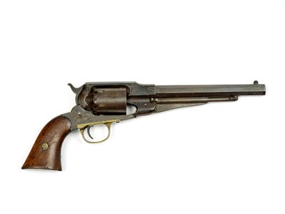 * 雷明顿新型陆军 1858 左轮手枪。
击发系统，44 口径，六发封闭式枪架。
八角形膛线枪管上标有...