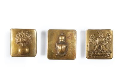 一套三个腰牌，包括
-1850 年国民警卫队模型，黄铜。
-1850 年国民卫队...