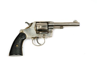 * 1895 型柯尔特 DA 38手枪。
六发子弹，口径 38。
圆形膛线枪管上标有...