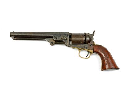 * 柯尔特海军 1851 型。
开式枪身，六发子弹，口径 36。
八角形膛线枪管上标有...