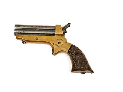 * Derringer SHARPS 手枪。
配有四个青铜枪管和安装在转盘上的击锤。
青铜框架上标有...