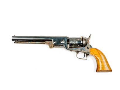 * 柯尔特海军 1851 型。
开式枪身，六发子弹，口径 36。
八角形膛线枪管上标有...